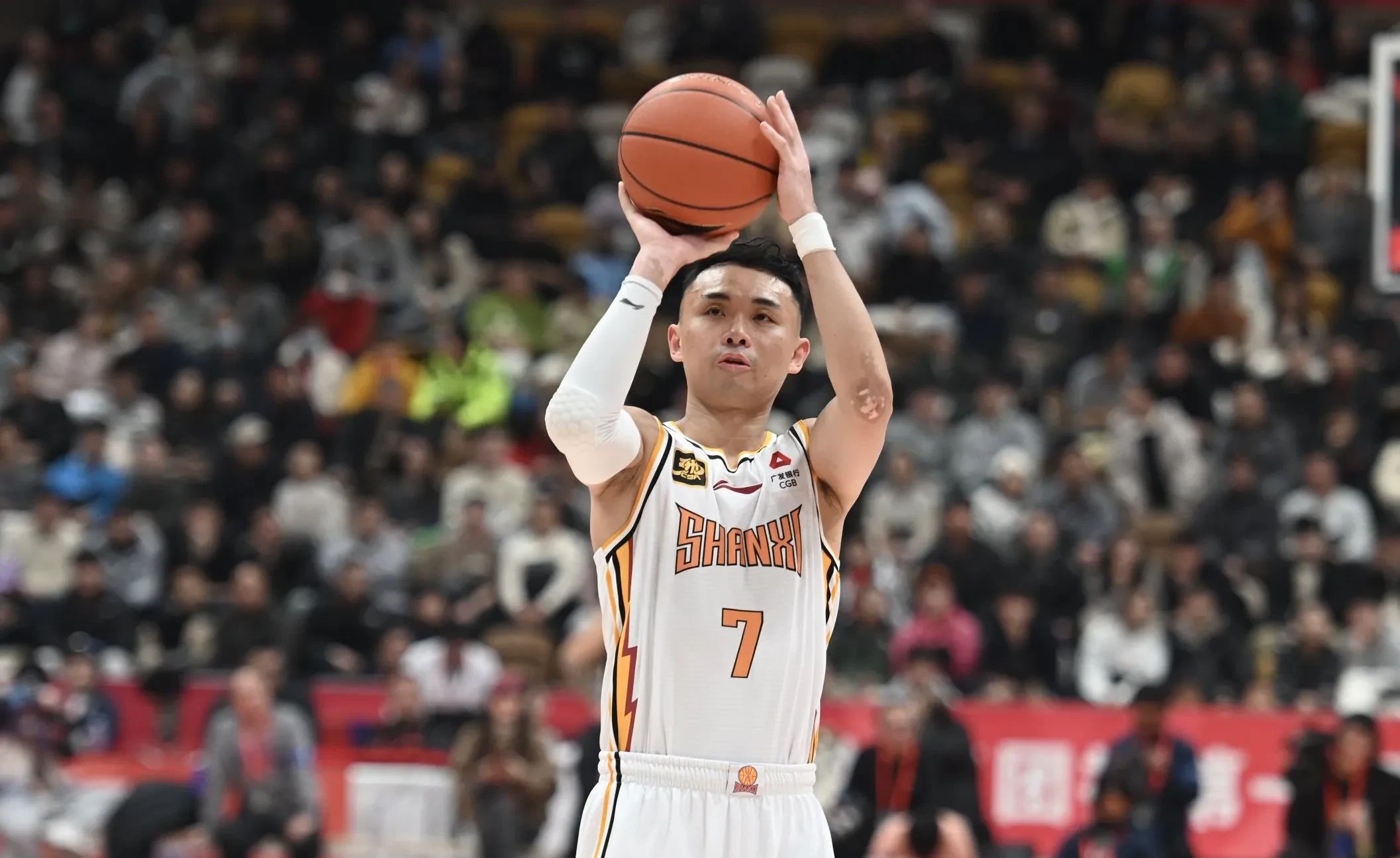 江苏队鏖战凯尔特人,张镇麟状态火热 江苏队鏖战凯尔特人,张镇麟状态火热