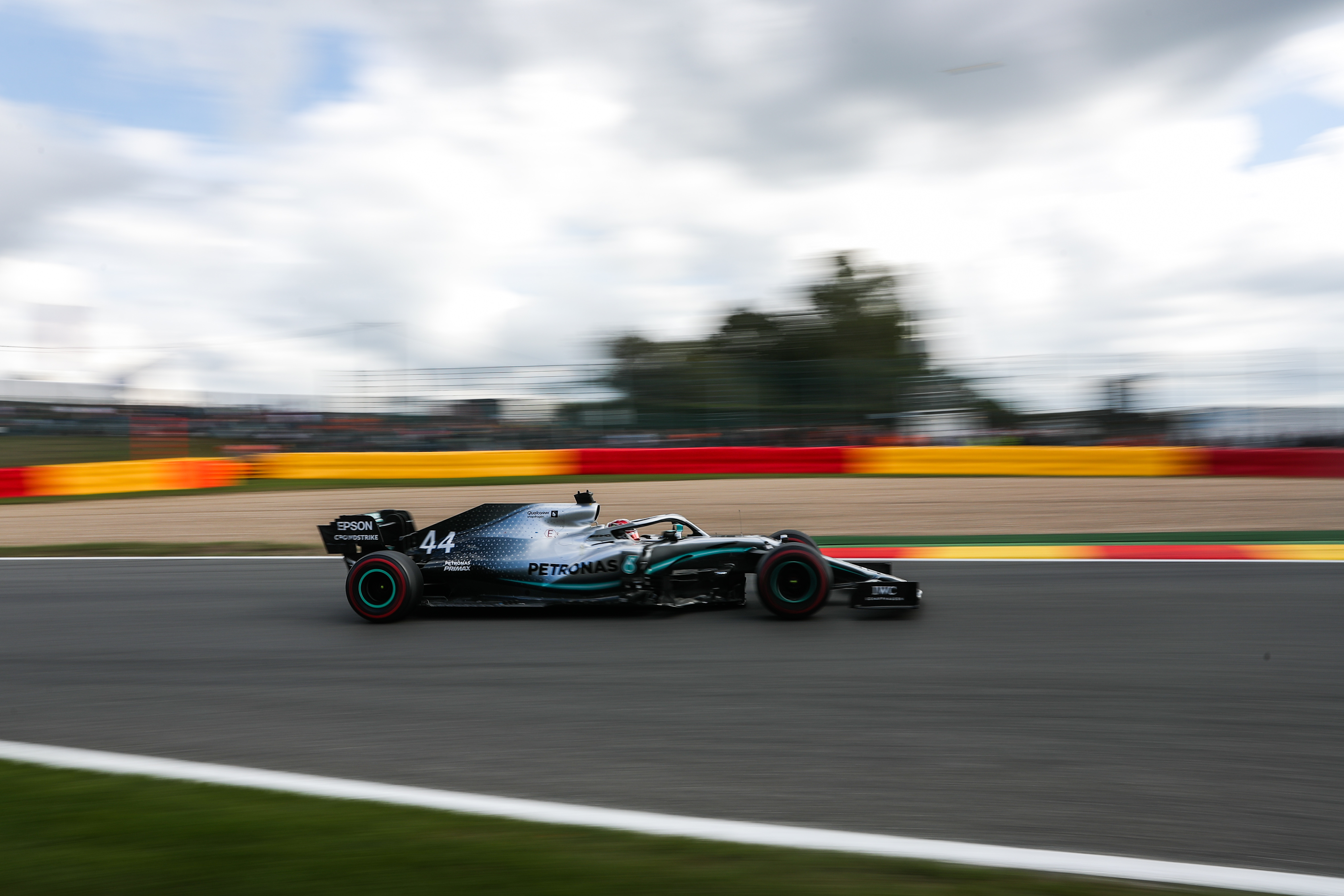 梅赛德斯鏖战阿斯顿马丁，勒克莱尔惊艳四座