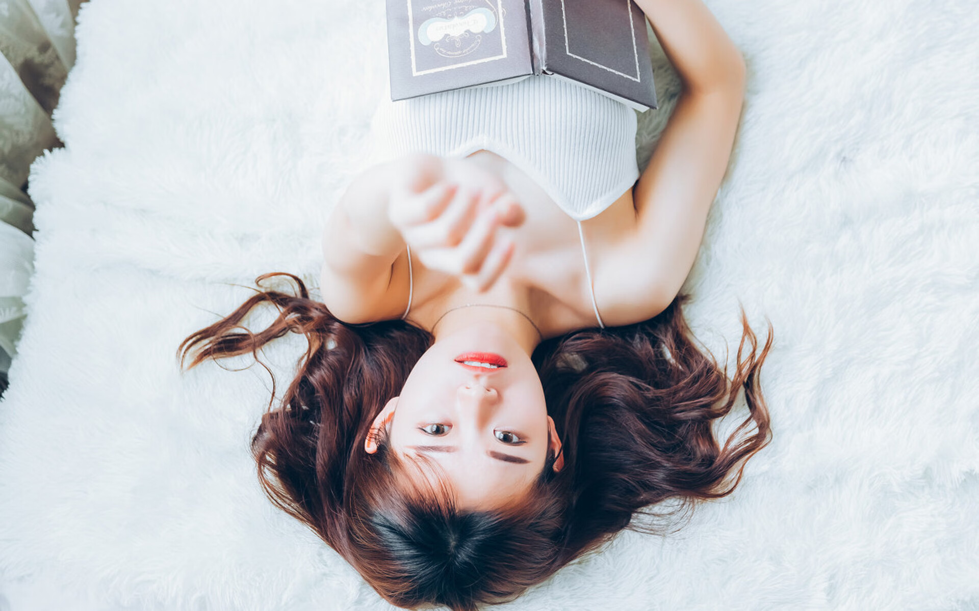 巅峰之夜，F1揭幕战的速度对决与布伦森的领袖胜利